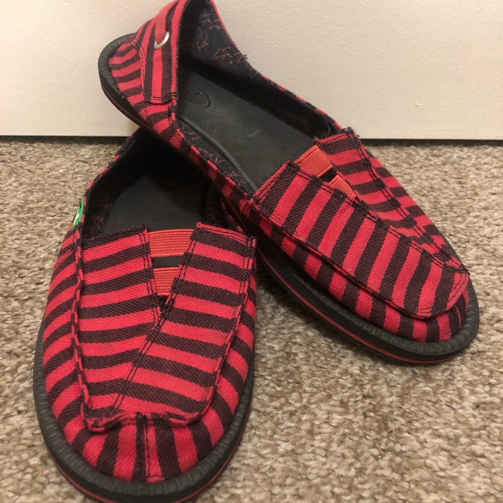 Sanuk - Women’s Red And Black Stripped Flats